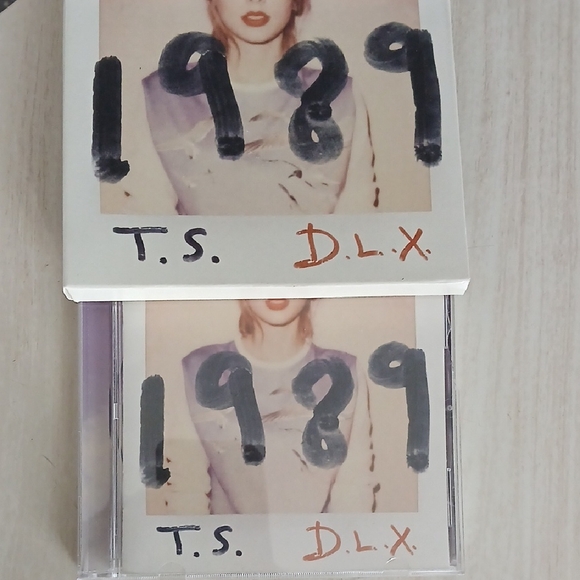 Taylor Swift Other - Offical TAYLOR SWIFT 1989 Deluxe CD - 13 Polaroids 1989 Deluxe Edition CD